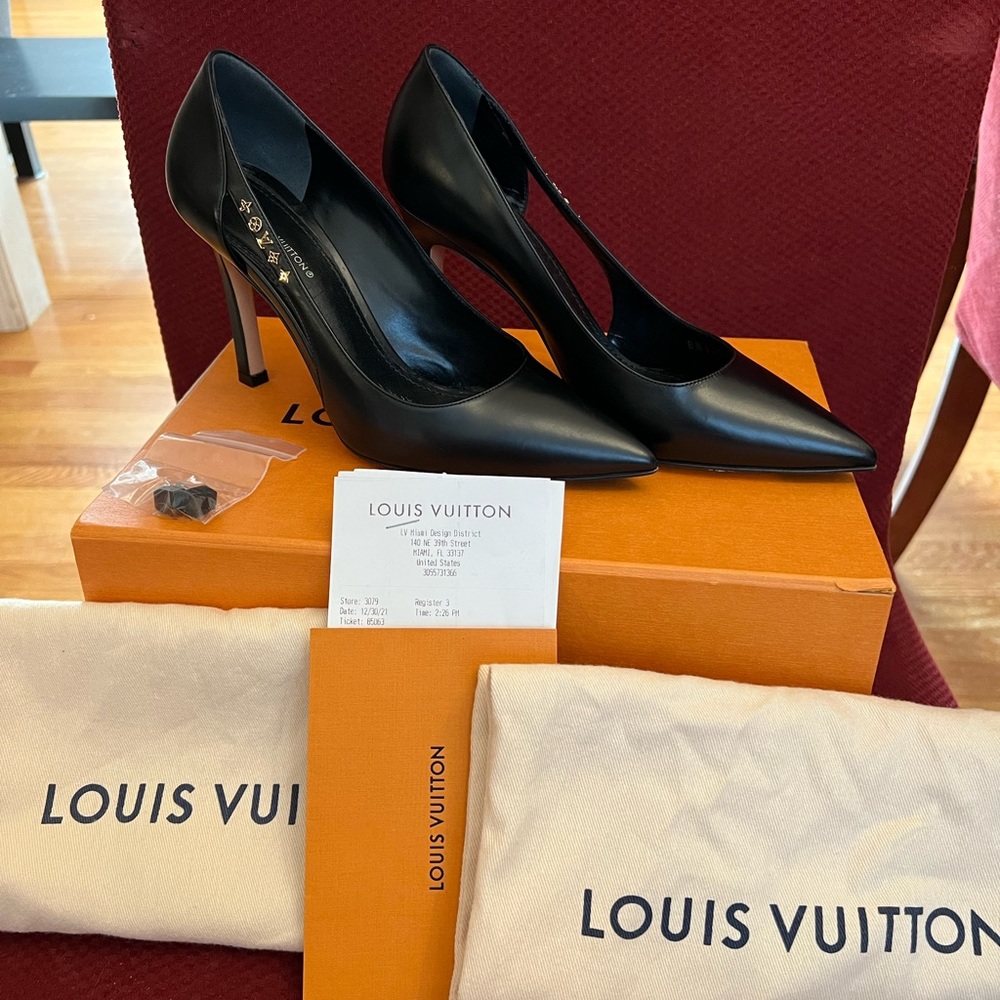 Louis Vuitton Signature Pump